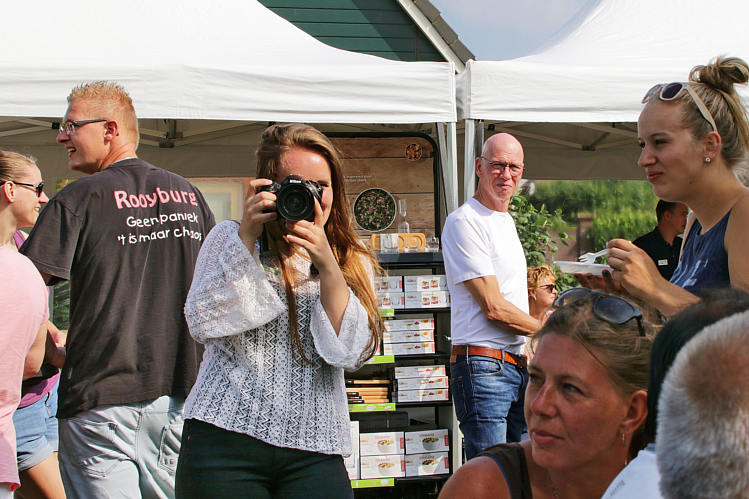 9-6-2018 - Proeverij in zomersfeer door de PLUS in Waarder_39